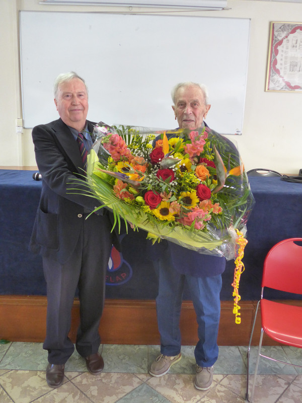 Samedi_14_mai_2022_notre_centenaire_Emmanuel_LAQUIERE__vient_de_recevoir_la_gerbe_de_l_ONACVG_a_cote_de_lui_jean_Sarramea_a_retrace_son_parcours.JPG